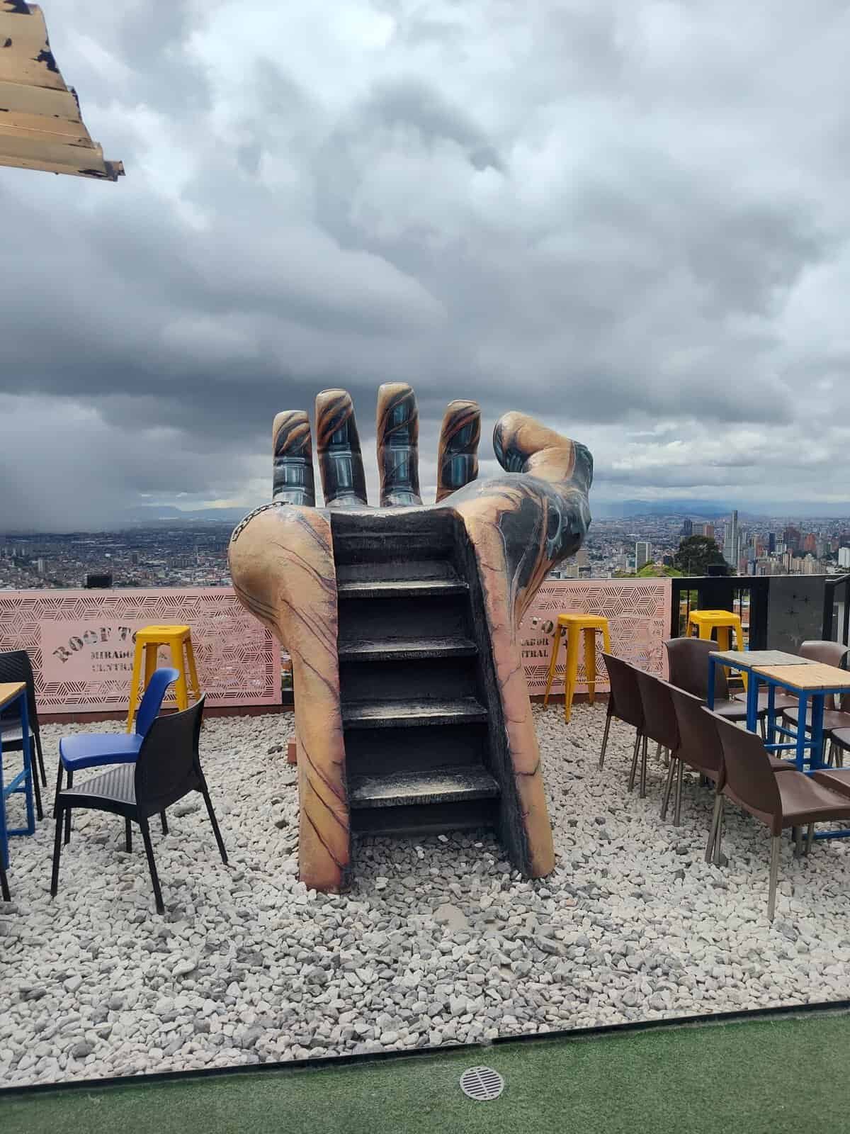 mirador de la mano bogota hand structure